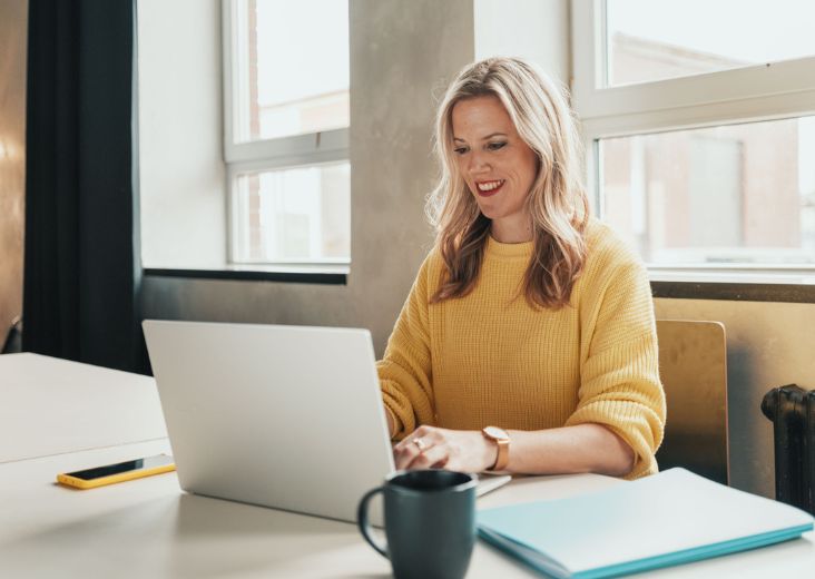 Nadja Hinz schreibt eine Case Study am Laptop