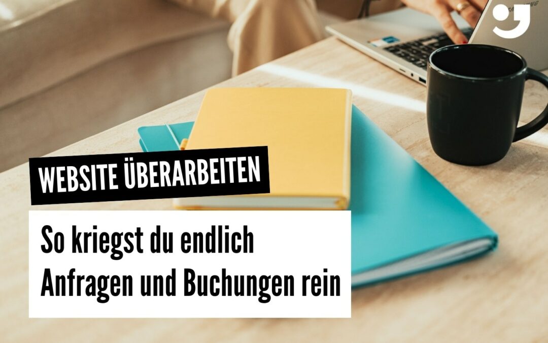 Titel "Website überarbeiten" steht auf Bild von Schreibtisch mit Heften und einem Laptop.