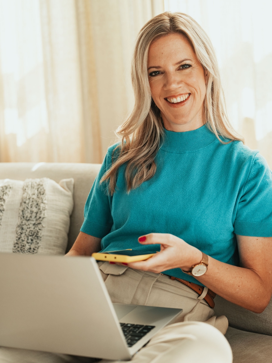 Texterin aus Köln - Nadja Hinz - sitzt auf Sofa mit Laptop.